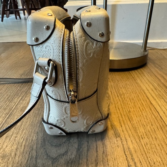 Gucci embossed ivory square shoulder bag - Picture 7 of 8